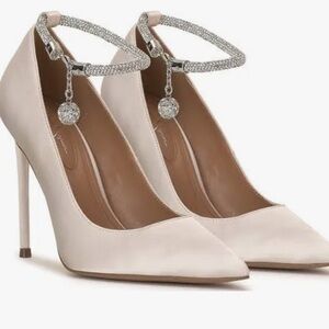 itam not for sale looking for these im a 7 1/2 off white need for an event